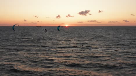 Kitesurfistas-Cerca-De-La-Playa-De-Domburg-Durante-La-Puesta-De-Sol