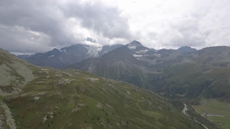 Vuelo-De-Drones-Sobre-Un-Paso-De-Carretera-De-Alta-Montaña-Alpina