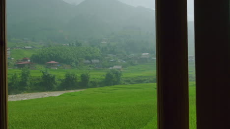 Zeitlupenfilm-Tür-Offen-Zu-Sapa-Reisfeldern