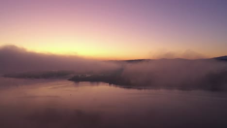 Morgendämmerung-An-Einem-See-Mit-Erstaunlichen-Farben,-Ein-Nebel,-Der-über-Einer-Wasseroberfläche-Schwebt