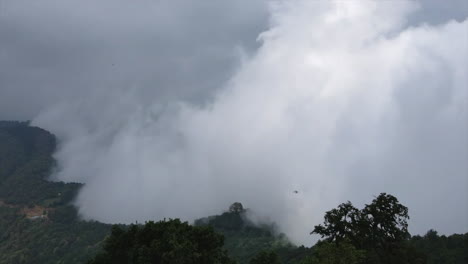 Ein-Zeitraffer-Von-Wolken,-Die-Sich-Von-Einem-Bergrücken-Bilden