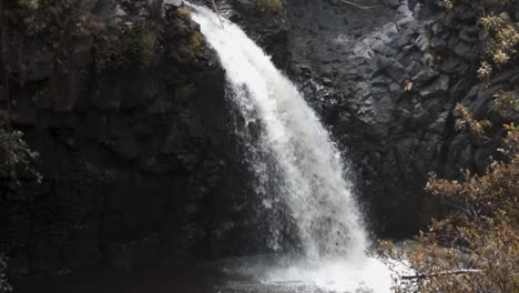 Wasserfall-Hawaii-Wasser,-Das-Von-Hoch-Oben-Fällt