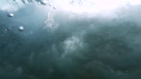 Unterwasseransicht-Einer-Extremen-Zeitlupe-Einer-Uferbruchwelle,-Die-Von-Unterhalb-Der-Welle-Geschossen-Wurde