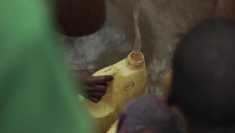 Kinder-Füllen-Wasserbehälter-In-Afrika-An-Einem-Sauberen-Wasserbrunnen-In-Zeitlupe-Auf