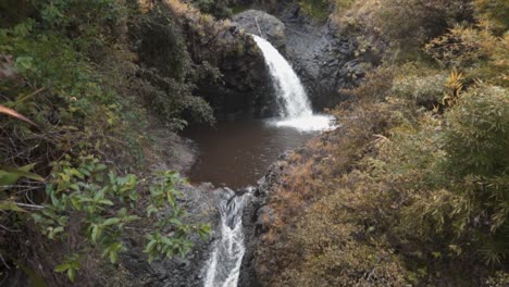 Schöner-Wasserfall-400ft-Hawaii-Maui