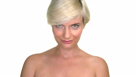 Studioporträt-Auf-Weißem-Hintergrund-Einer-Attraktiven-Erwachsenen-Frau,-Die-Mit-Sanftem-Lächeln-In-Die-Kamera-Blickt