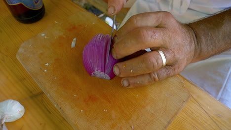 closeup-of-onion-slicing-with-dirty-fingernails