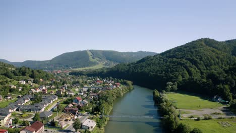 Landschaft-Der-Polnischen-Beskiden,-Kleines-Dorf-An-Einem-Fluss-Und-Bewaldeten-Bergen