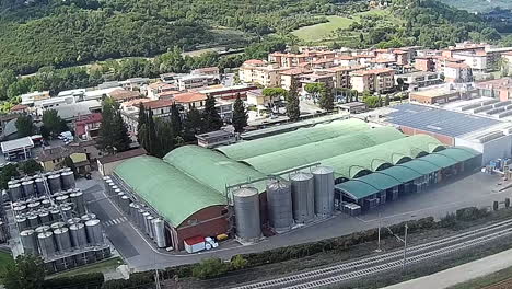 Frescobaldi-Vista-Aérea-De-Los-Viñedos-De-La-Industria,-Empresa-De-Producción-De-Vino-Chianti-Cerca-De-Pontassieve