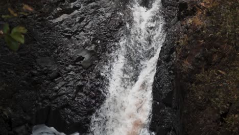 Schöner-Wasserfall-400ft-Hawaii-Maui