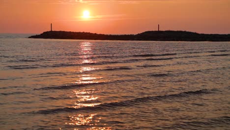 Sonnenuntergang-Am-Meer-An-Einem-Felsigen-Pier,-Zeitlupe