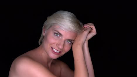 Studioporträt-Einer-Erwachsenen-Frau,-Die-Auf-Schwarzem-Studiohintergrund-Mit-Kopierraum-In-Die-Kamera-Lächelt