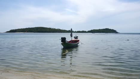 Bote-De-Cola-Larga-Flotando-En-Un-Mar-Tranquilo-Y-Poco-Profundo-Frente-A-La-Isla-De-Samui,-Tailandia
