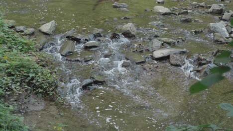 Agua-Que-Fluye-A-Través-De-Grandes-Piedras,-Wissahickon-Creek,-Filadelfia