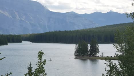 Landschaft-Schöne-Natürliche-Ansicht-Von-Zwei-Jack-See-Mit-Schönem-Kiefernwald-Und-Rockies-Berg-Im-Hintergrund-Im-Banff-Nationalpark,-Alberta,-Kanada-Im-Sommersonnenschein-Tagsüber