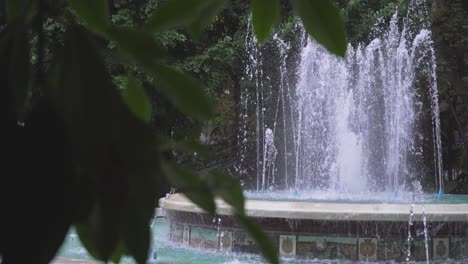 marbella-fountain-in-green-public-park,-no-people,-costa-del-sol-vacation-footage,-malaga,-spain