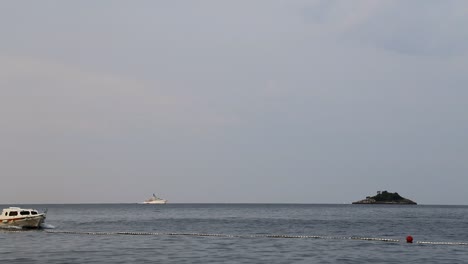 Kleines-Fischerboot-Auf-Einem-Düsteren-Wetter-In-Kroatien-In-Zeitlupe