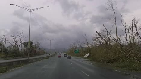 Conduciendo-En-La-Carretera-Dos-Días-Después-De-Que-El-Huracán-Maria-Devastara-Puerto-Rico