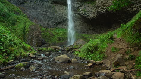 Latourell-Wasserfall,-Bach,-Vertikale-Basaltsäulen,-Blattwerk,-Statisch