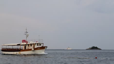 Pequeño-Barco-Turístico-En-Un-Día-Sombrío-En-Croacia