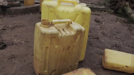Wasserkanister-Am-Brunnen-Afrikas-Für-Sauberes-Wasser