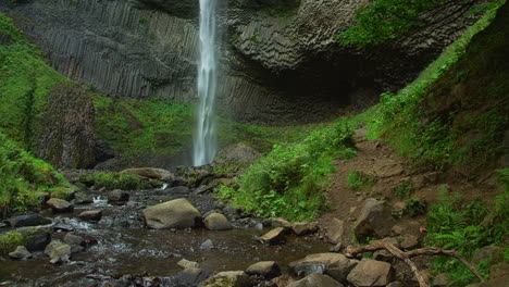 Latourell-Wasserfall,-Bach,-Basaltsäulen,-Blattwerk,-Schwenk-Rechts,-Slomo
