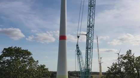 In-Der-Nähe-Einer-Norddeutschen-Kleinstadt-Entsteht-Ein-Großer-Windpark-Mit-Vielen-Windrädern