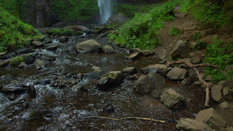 Latourell-waterfall,-creek,-basalt-columns,-foliage,-tilt-up,-slomo