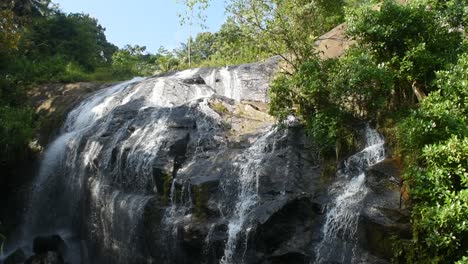Wunderschöner-Srilankischer-Wasserfall-Namens-Rukmal-Falls-In-Der-Provinz-Sabaragamuwa