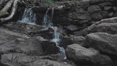 Water-flowing-over-large-stones,-Wissahickon-Creek,-Philadelphia