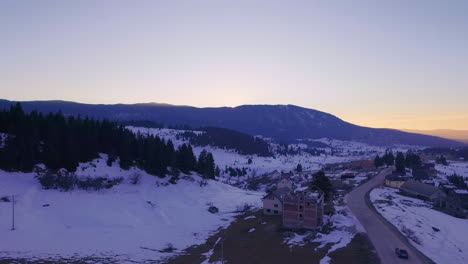 Luftaufnahme-Des-Touristischen-Sport-,-Skigebiets--Und-Erholungsortes-Auf-Dem-Berg-Jahorina-Bei-Sonnenuntergang,-Bosnien-Und-Herzegowina
