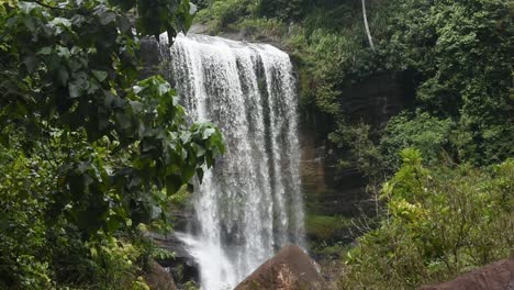 Hermosa-Cascada-De-Sri-Lanka-Llamada-Nalagana-Falls-En-La-Provincia-De-Sabaragamuwa