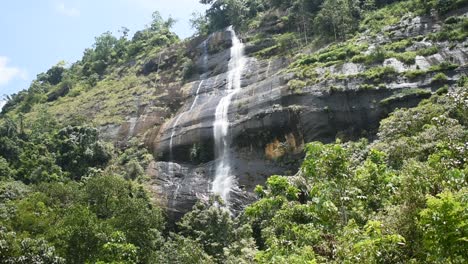 Wunderschöner-Srilankischer-Wasserfall-Namens-Rikili-Falls-In-Der-Provinz-Sabaragamuwa