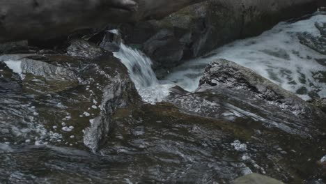 Agua-Que-Fluye-Sobre-Grandes-Piedras,-Wissahickon-Creek,-Filadelfia