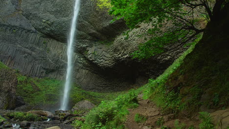 Latourell-Wasserfall,-Bach,-Basaltsäulen,-Blattwerk,-Schwenk-Links,-Slomo
