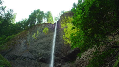 Oberer-Latourell-wasserfall,-Basaltfelsen,-Laub,-Bäume,-Slomo,-Statisch