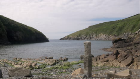 Malerischer-Blick-Auf-Die-Wunderschönen-Küstengewässer-Mit-Blick-Auf-Port-Quin,-Cornwall,-Schwenk