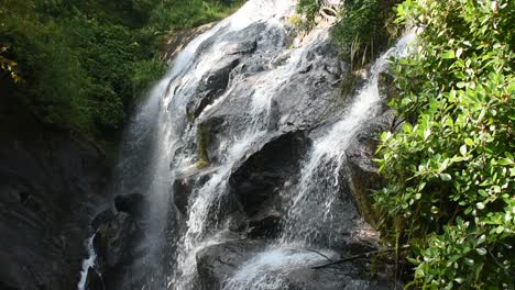 Hermosa-Cascada-De-Sri-Lanka-Llamada-Rukmal-Falls-En-La-Provincia-De-Sabaragamuwa