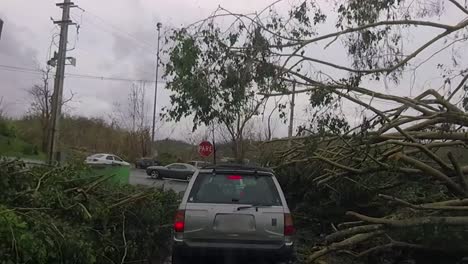 Conduciendo-Dos-Días-Después-De-Que-El-Huracán-Maria-Destruyó-Puerto-Rico