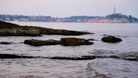 Rovigno-Meereslandschaft-Mit-Wellen-Im-Vordergrund-An-Einem-Düsteren-Morgen