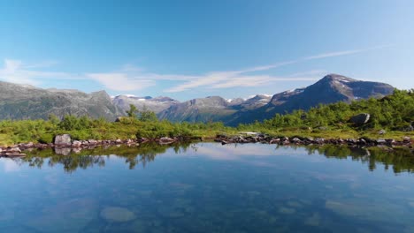 Drohne-Fliegt-über-Ein-Wasser-Und-Enthüllt-Am-Ende-Einen-Wunderschönen-Fjord-In-Norwegen