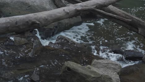 Wasser-Fließt-über-Große-Steine,-Wissahickon-Creek,-Philadelphia