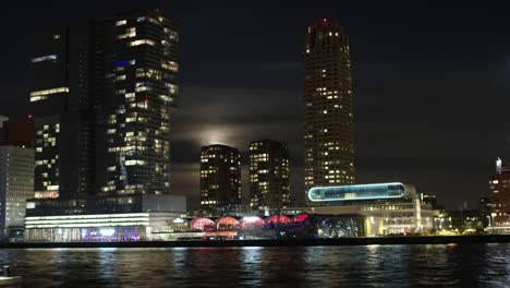 Time-lapse-of-the-skyline-of-Rotterdam-during-night-time,-with-a-full-moon