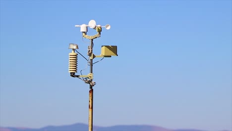 Automatic-weather-station-spinning-and-measuring-the-weather-conditions