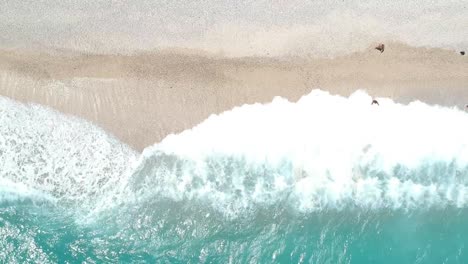 Türkisfarbenes-Wasser-Der-Karibik-Stürzt-Auf-Einen-Weißen,-In-Strahlenden-Sonnenschein-Getauchten-Strand