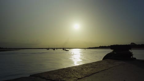 Flussdockansicht-Sonnenschein-Am-Morgen-Mit-Silhouettenbooten,-Die-In-Tavira-Portugal-Schwimmen