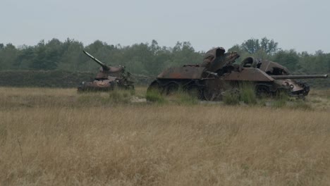 Algunos-Viejos-Tanques-Ww2-En-El-área-De-Entrenamiento-Militar-Británico-Senne-En-Paderborn,-Alemania
