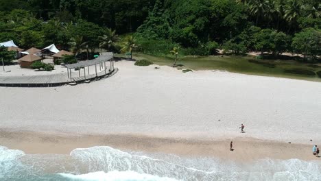 Wunderschöner-Strand-Mit-Klarem,-Warmem,-Türkisfarbenem-Wasser-Der-Karibik-Und-Einem-Ruhigen-Süßwasserfluss-Aus-Einer-Quelle-In-Los-Patos,-Dominikanische-Republik