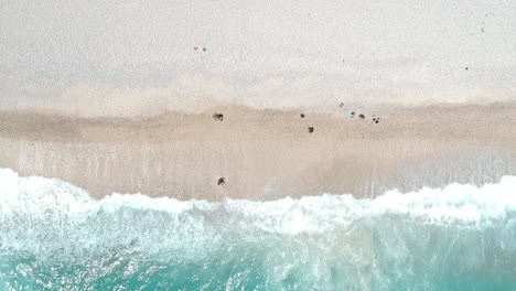 Aufsteigende-Luftaufnahme-Eines-Wunderschönen-Karibischen-Strandes-Mit-Türkisfarbenem-Wasser-Und-Wellen,-Die-Auf-Einen-Weißen-Strand-Stürzen