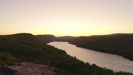 Sunrise-at-Lake-of-the-Clouds-Overlook-in-Porcupine-Mountains-State-Park-of-Michigan's-Upper-Peninsula